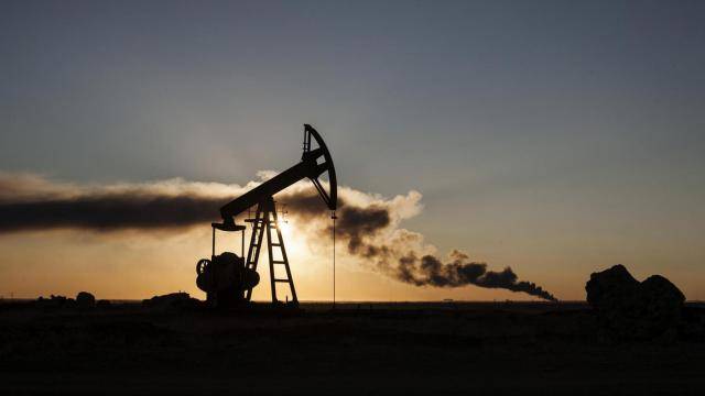 Les prix du pétrole bondissent de près de 6% après les coupes de production