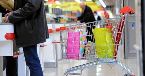 La consommation des ménages en baisse de 1,3% en décembre en France, selon l'Insee