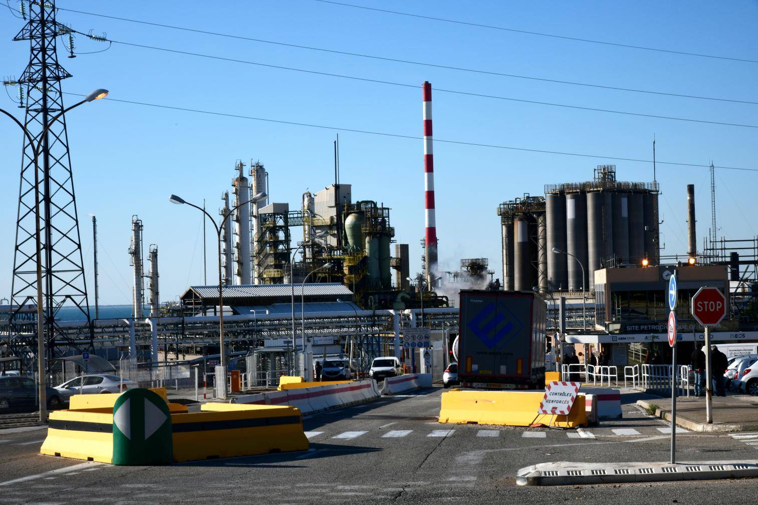 Raffinerie Pétroineos à Lavéra : les salariés votent à l'unanimité l'arrêt des unités 