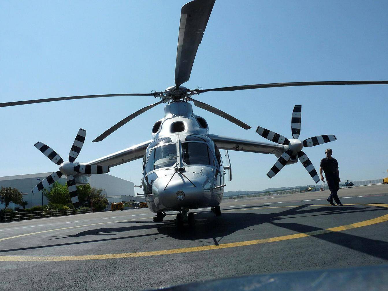 Helicoptere Qui Tourne Au Dessus Des Maisons 2022 Économie | Le "Racer", cet hélicoptère hybride "made in" Marignane | La  Provence