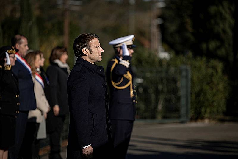 Emmanuel Macron plaide pour la mémoire et défend l'éducation