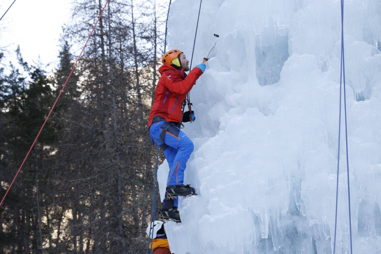 Hautes-Alpes : ces passionnés qui grimpent des cascades de glace