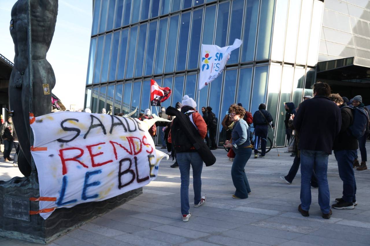 Marseille : des manifestants en lutte contre la réforme des retraites bloquent la tour CMA CGM