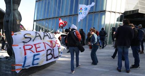 Marseille : des manifestants en lutte contre la réforme des retraites bloquent la tour CMA CGM