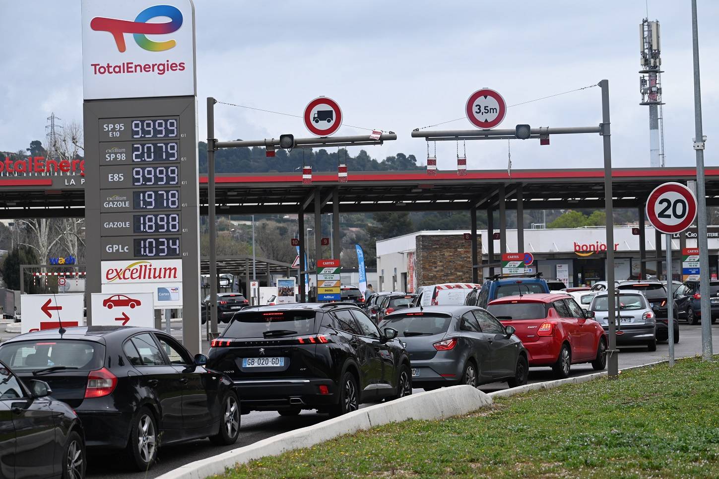 Pénurie de carburants : le président du Medef 13 demande au préfet des mesures de réquisition