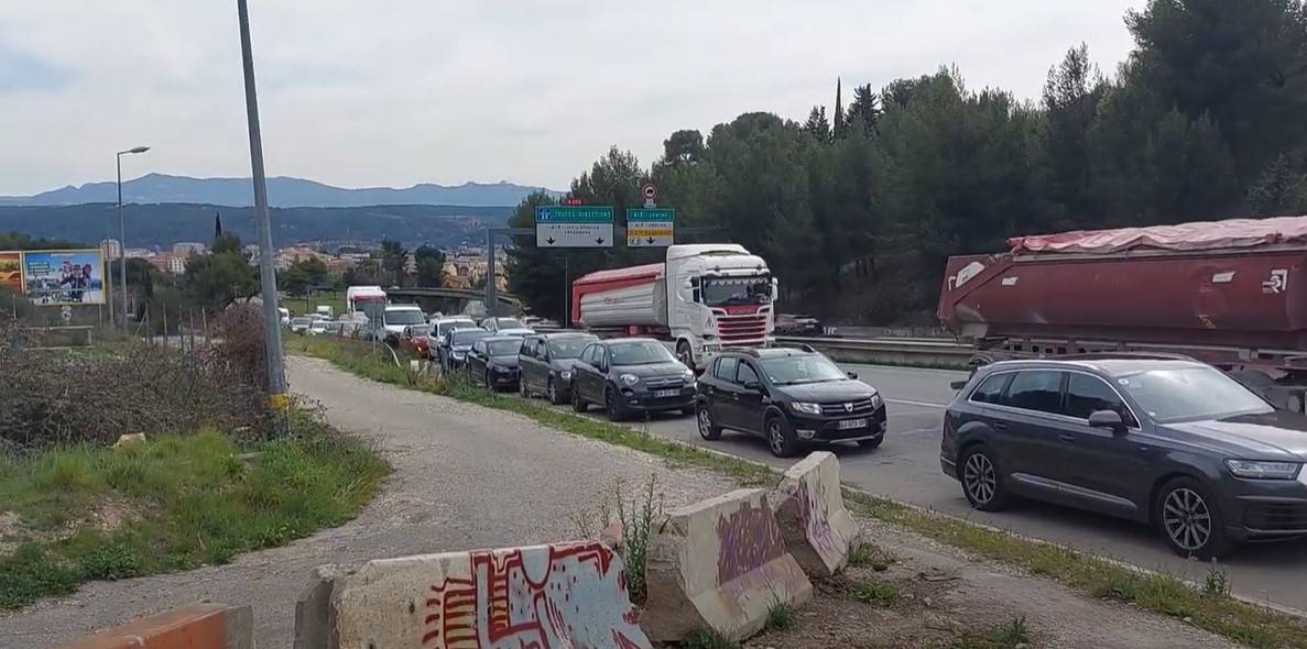 Vidéo - Pénurie de carburant : une file d'attente importante à la station Eni d'Aix-en-Provence