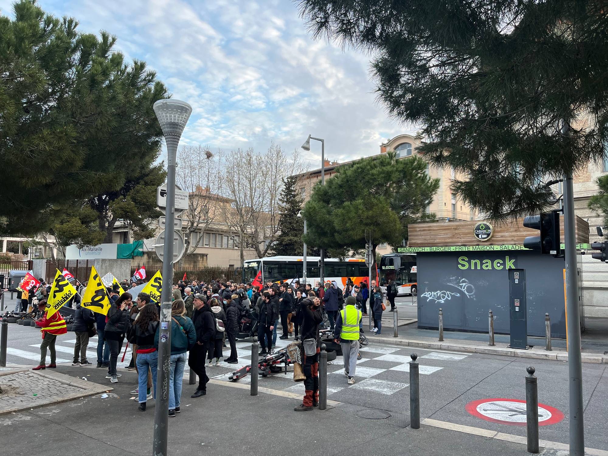 DIRECT. Réforme des retraites : des manifestants qui bloquaient la sortie de la gare routière de Saint-Charles évacués par la police à Marseille
