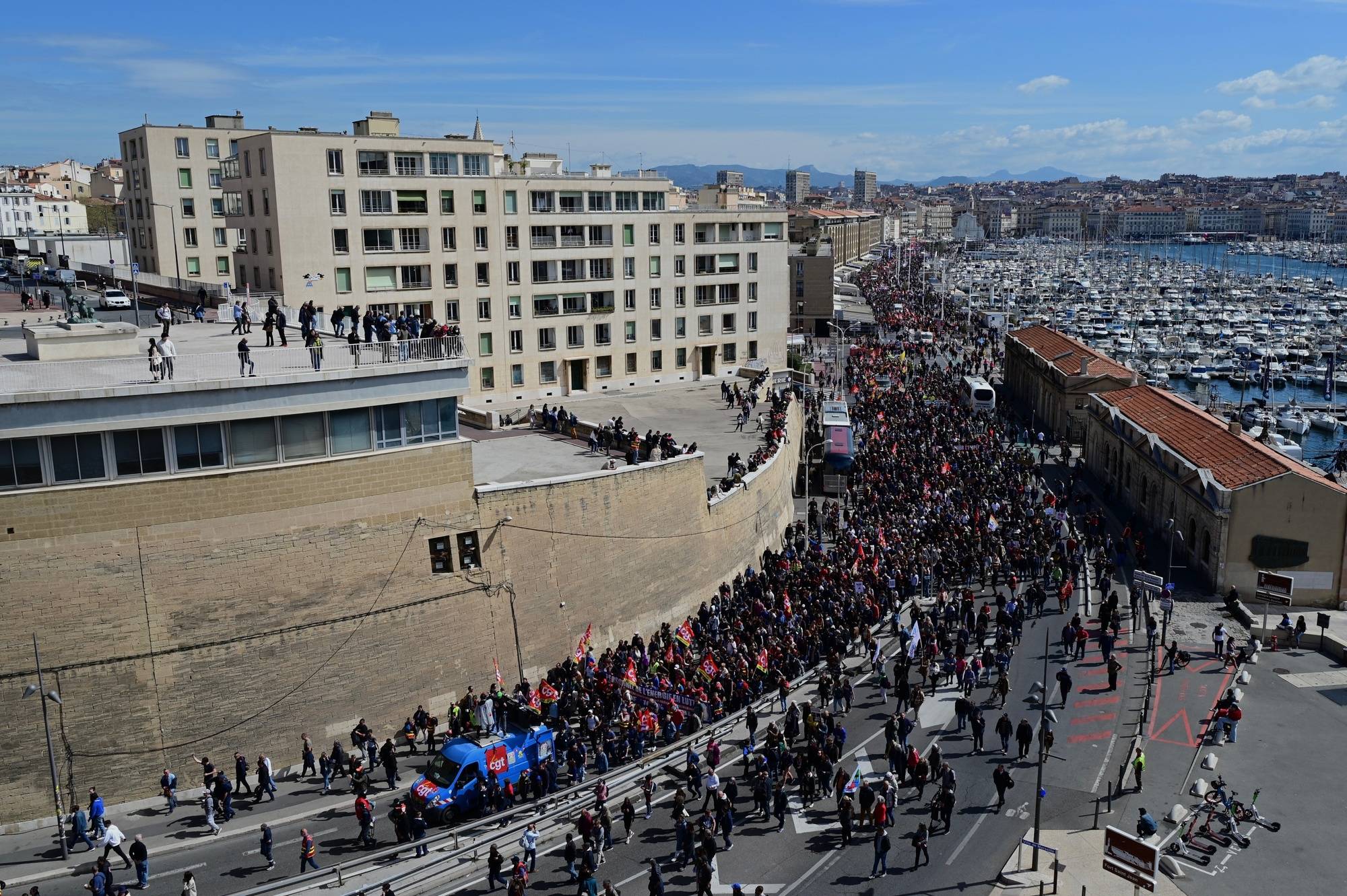 DIRECT. Réforme des retraites : une mobilisation en légère baisse à Marseille avec 170 000 manifestants selon les syndicats, 10 000 selon la police