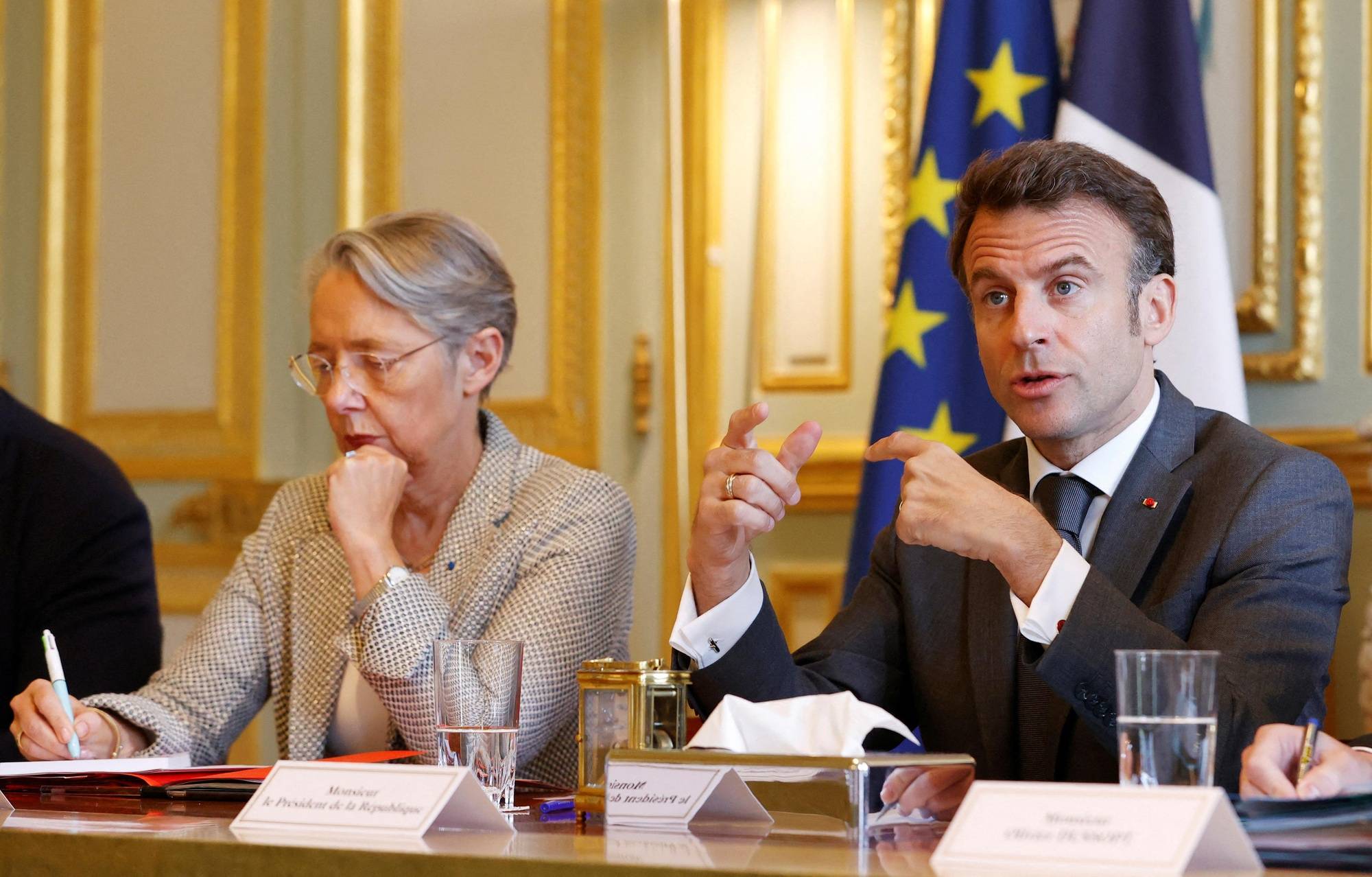 De nouvelles réformes lancées par l'exécutif, un Président en déplacement... Emmanuel Macron accélère