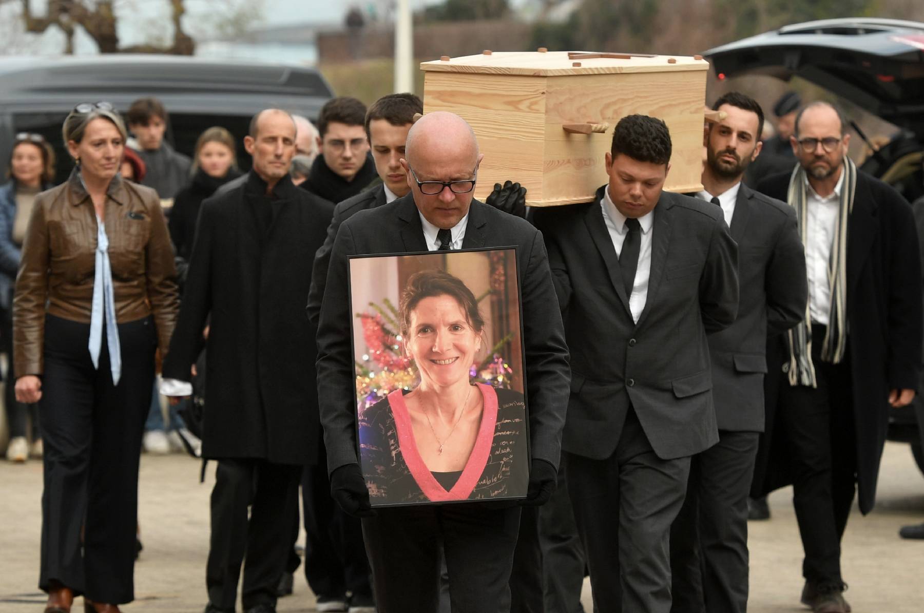 Des centaines de personnes aux obsèques d'Agnès Lassalle, l'enseignante tuée à Saint-Jean-de-Luz