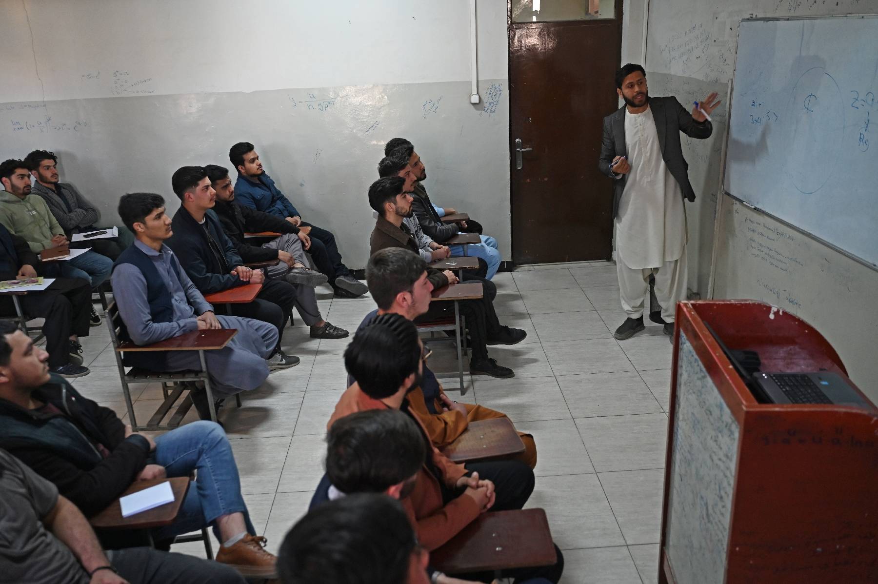 Afghanistan: les garçons de retour à l'université, pas les filles