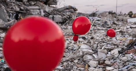 Turquie: à Antakya, des ballons rouges pour les enfants victimes du séisme