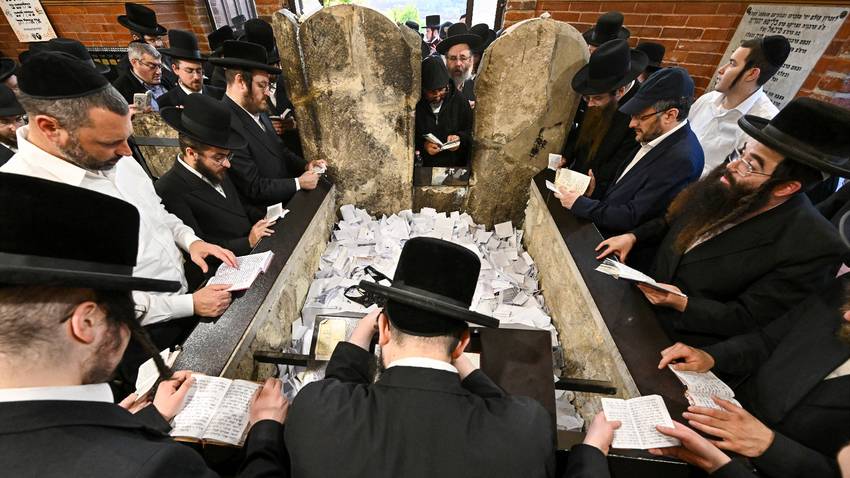 Des pèlerins juifs hassidiques prient autour de la tombe du rabbin Yéchaya Steiner, le 23 avril 2023 à Bodrogkeresztur, en Hongrie