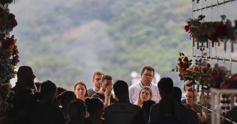 Brésil: funérailles émouvantes pour les enfants tués dans une crèche