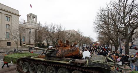 A Berlin, une épave de char russe, le canon pointé vers l'ambassade