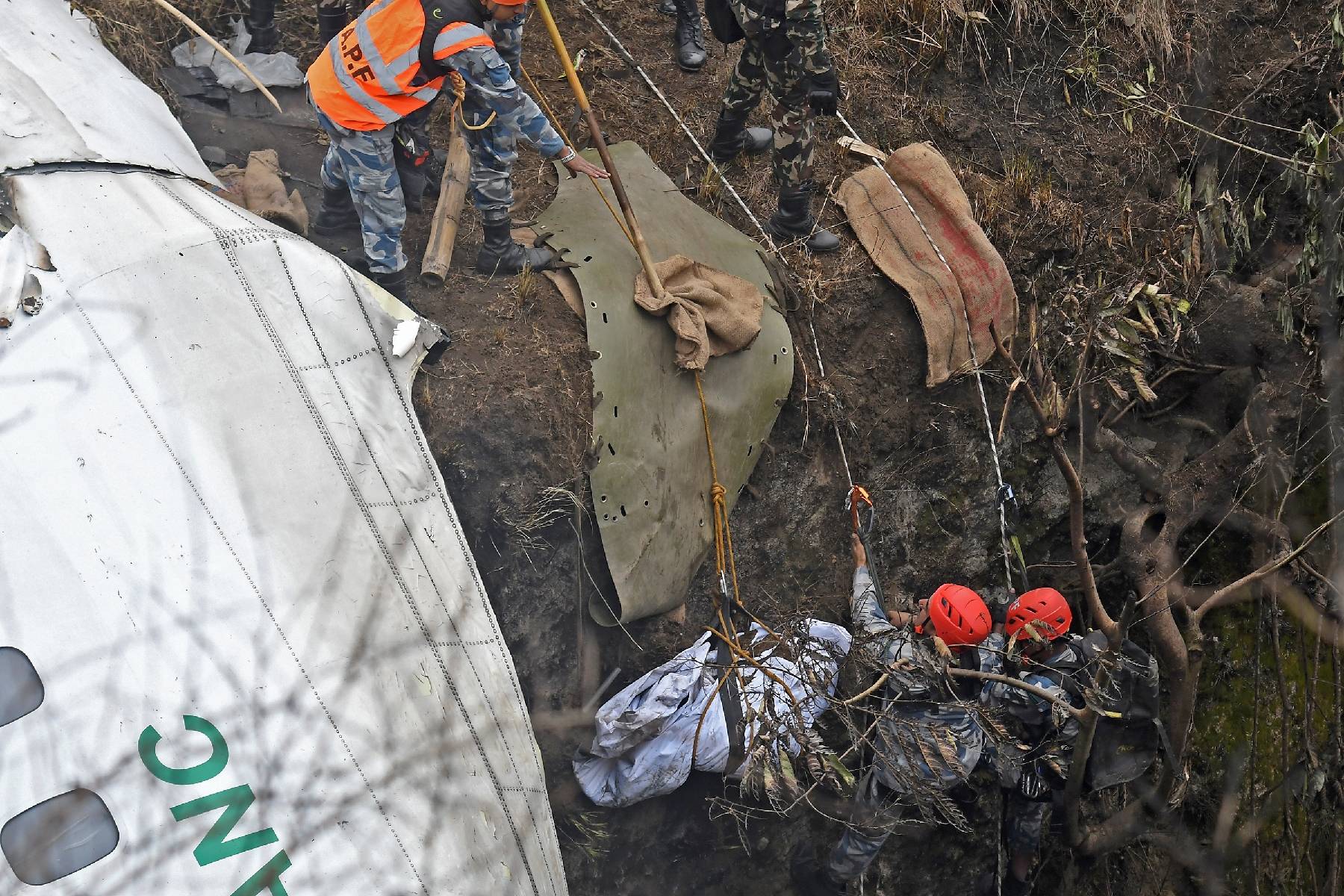 Accident d'avion au Népal: les premiers corps rendus aux familles