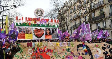 Des milliers de manifestants à Paris en hommage à trois militantes kurdes assassinées en 2013