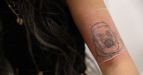 Un établissement londonien efface gratuitement les tatouages de Kanye West