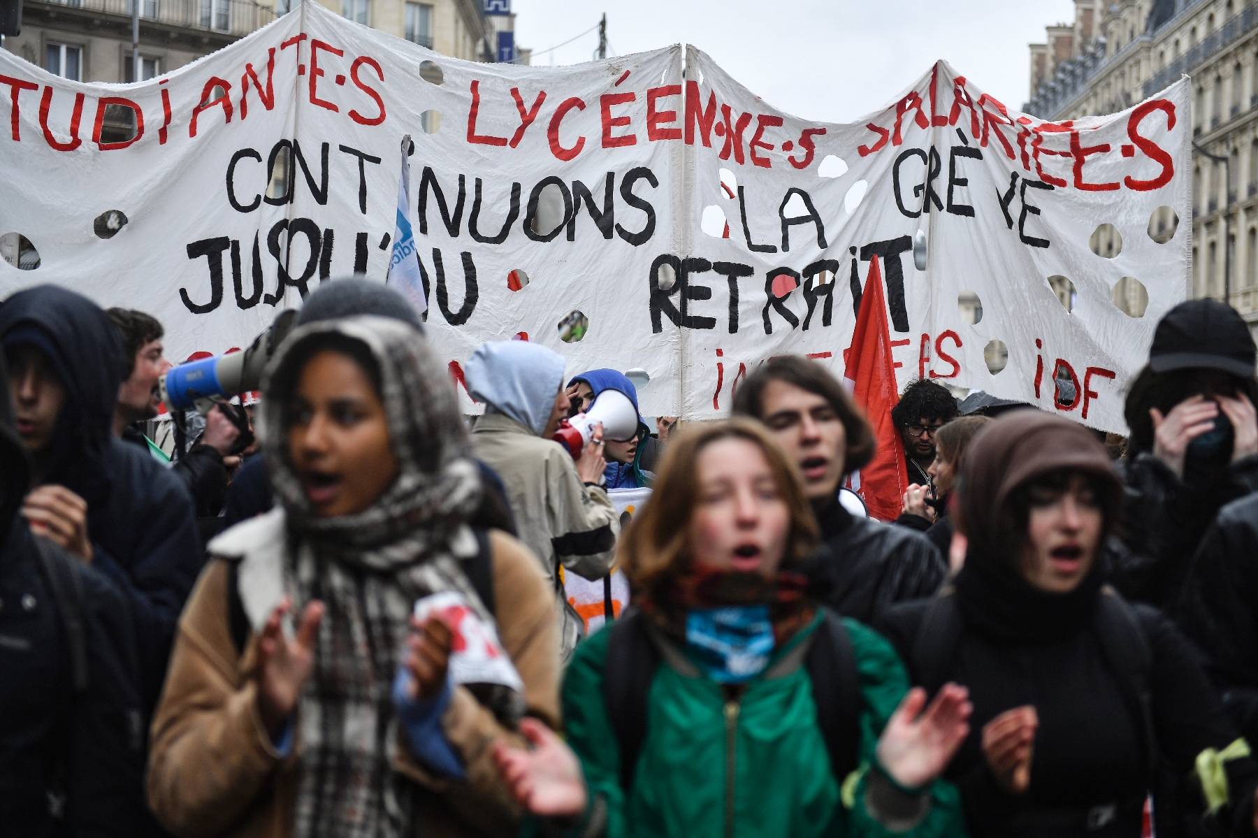 Plusieurs centaines de jeunes manifestent à Paris avant la décision constitutionnelle