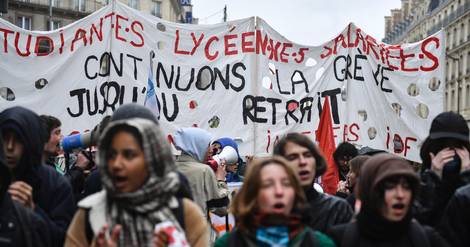 Plusieurs centaines de jeunes manifestent à Paris avant la décision constitutionnelle