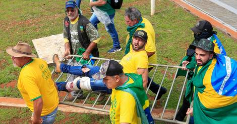 Brésil: A l'assaut du Congrès, les bolsonaristes crient 