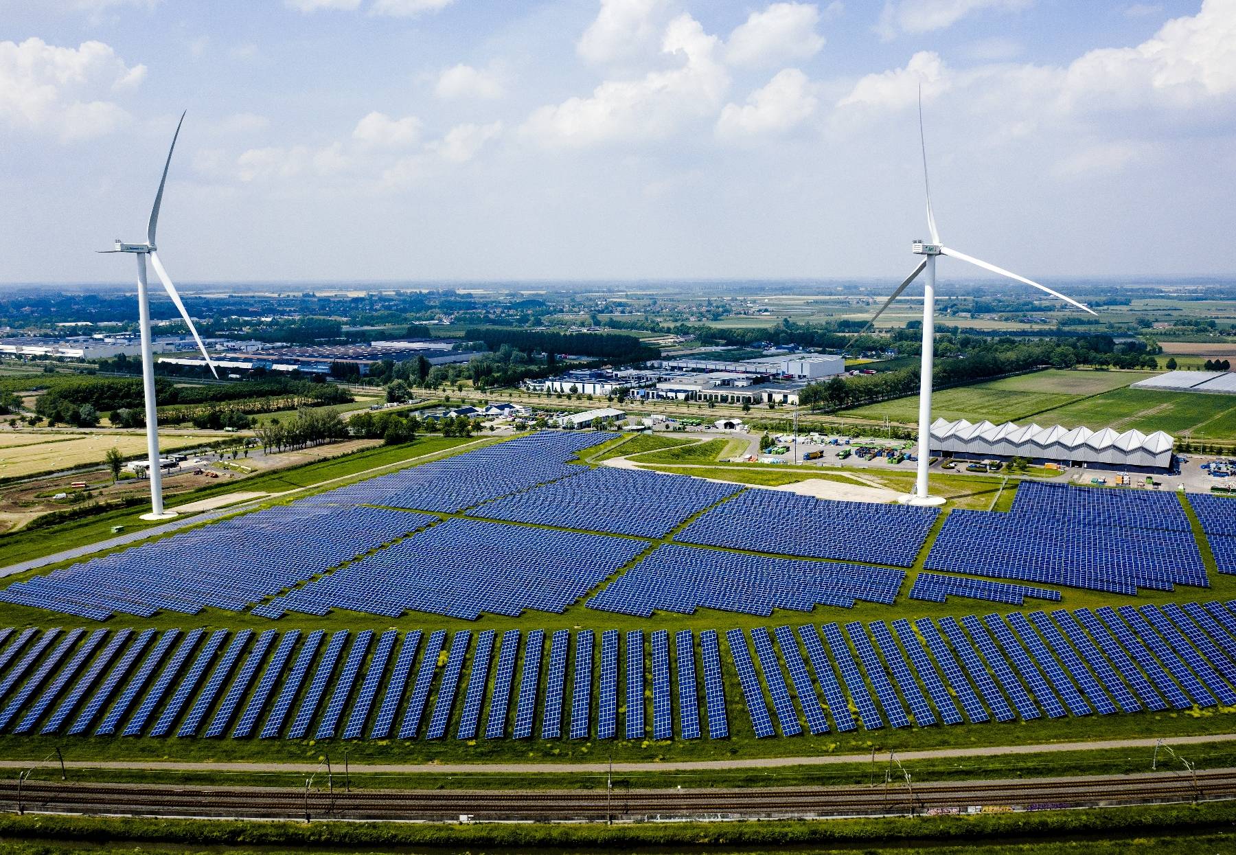 Eolien et solaire ont fourni 12% de l'électricité mondiale en 2022, un record dans l'ombre du charbon