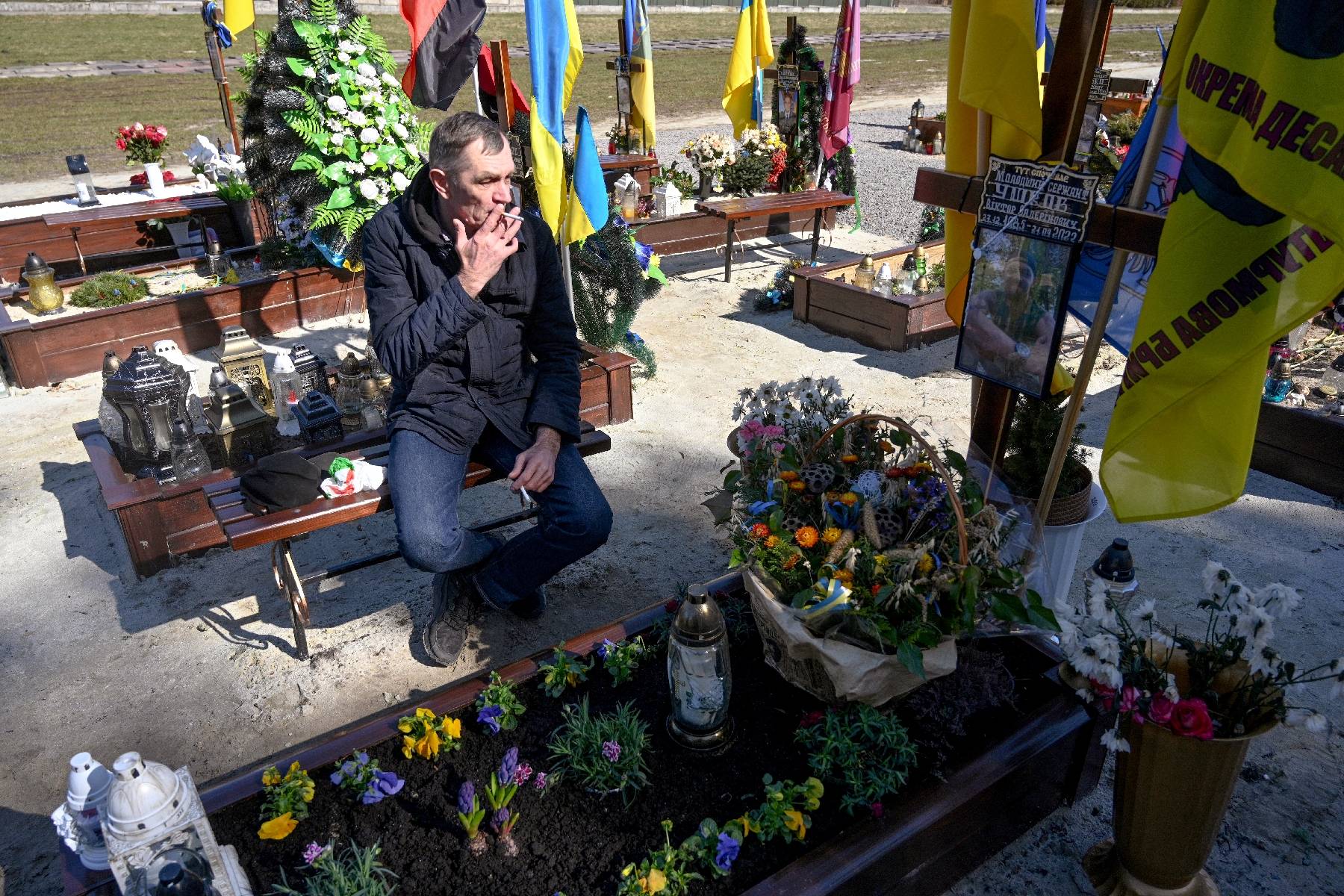 En Ukraine, ces cadeaux d'amour et de chagrin sur les tombes de soldats