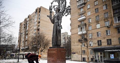 A Moscou, des Russes continuent d'alimenter un mémorial improvisé aux victimes en Ukraine