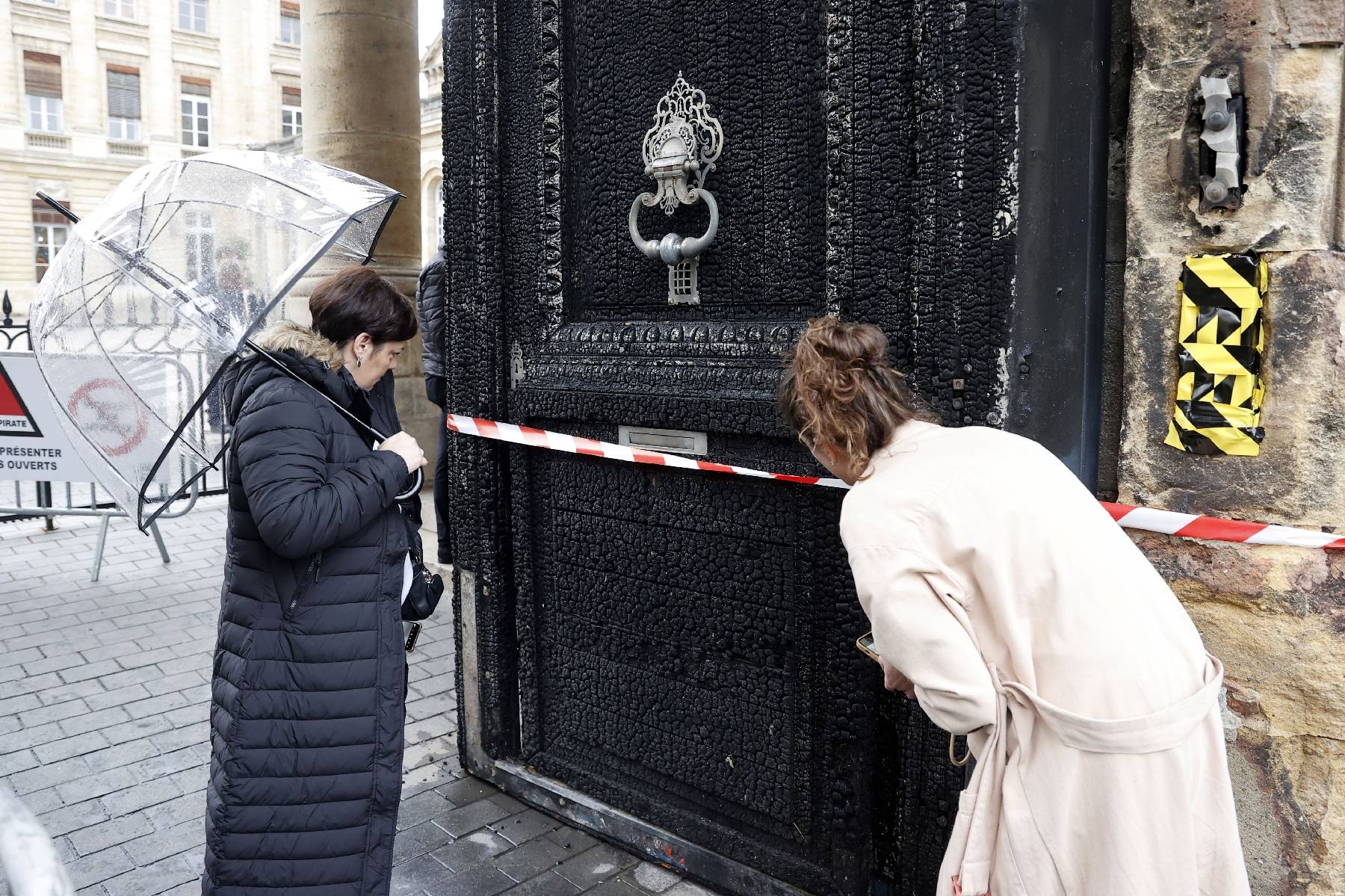 A Bordeaux, des habitants choqués devant la porte noircie de la mairie