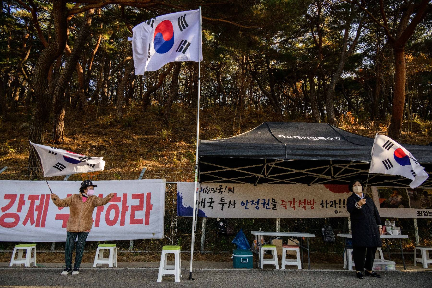 Corée du Sud: des manifestants vindicatifs pourchassent l'ex-président jusque dans sa retraite