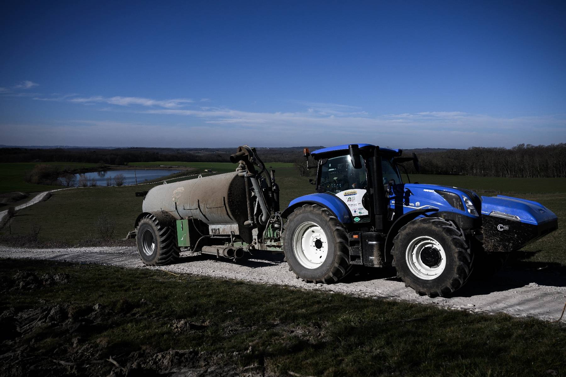 Nouvel or noir: quand le tracteur carbure grâce aux bouses de vache