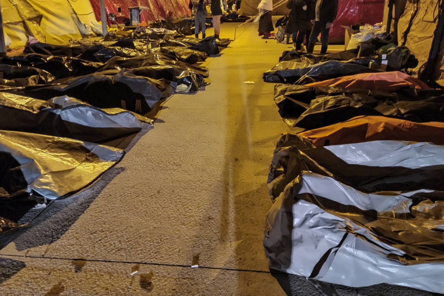 Turquie: à Antakya, des centaines de corps déposés sur un parking