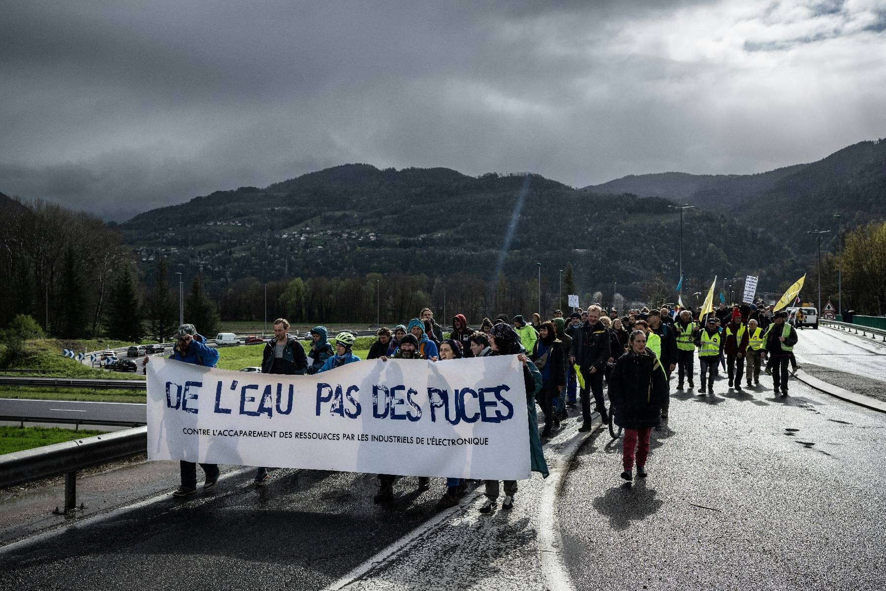 Ressource en eau : 800 personnes manifestent devant STMicroelectronics en Isère