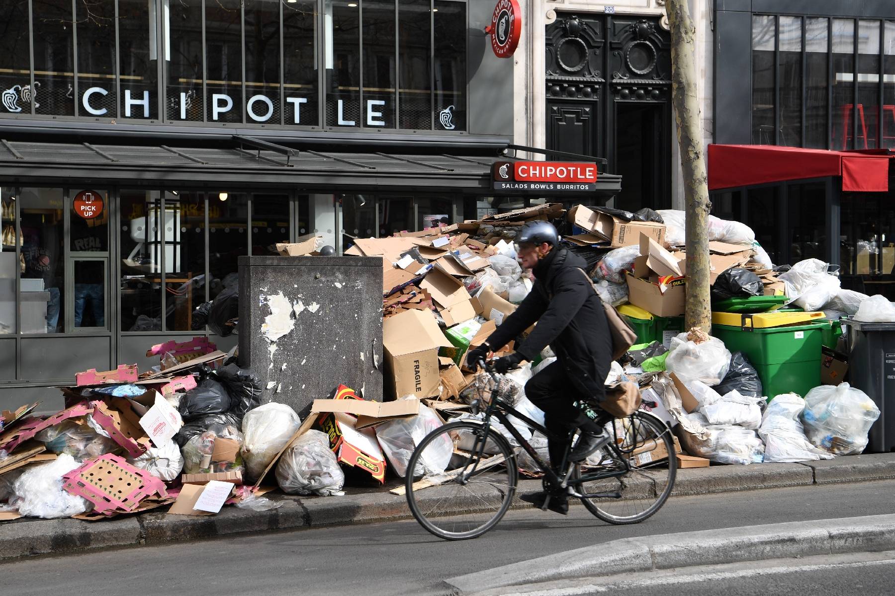 Confusion à Paris, 10.000 tonnes d'ordures jonchent les rues