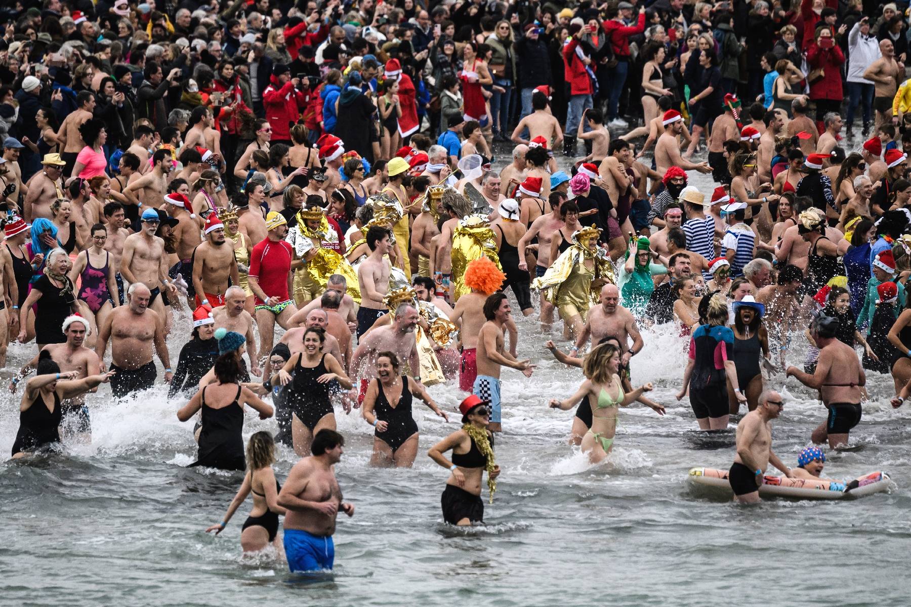 Plusieurs centaines de baigneurs à Dinard pour le dernier bain de l'année
