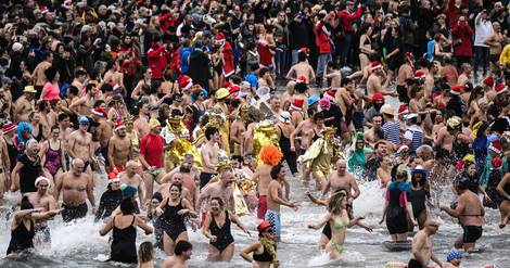 Plusieurs centaines de baigneurs à Dinard pour le dernier bain de l'année