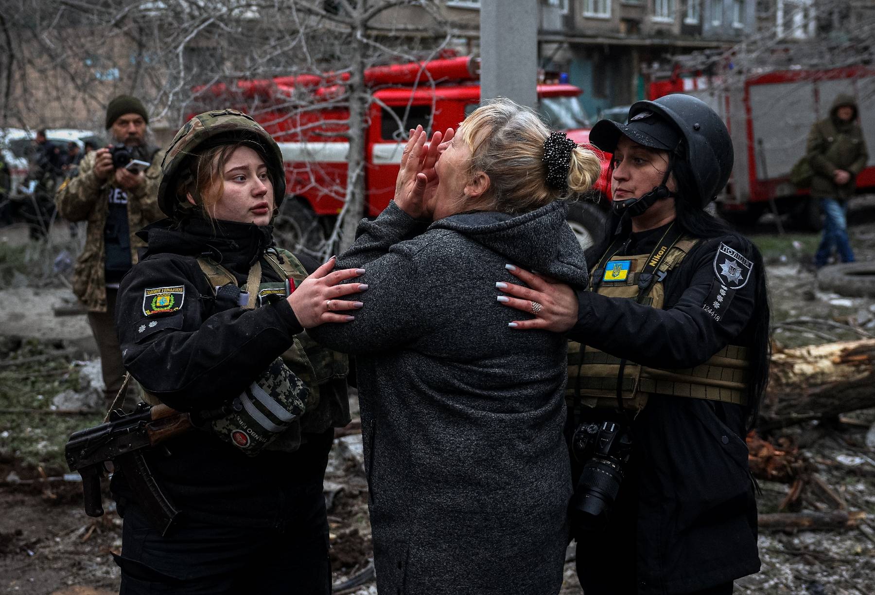 Ukraine : un immeuble civil bombardé, le jour où Poutine signe une nouvelle loi sur la mobilisation
