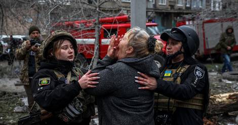 Ukraine : un immeuble civil bombardé, le jour où Poutine signe une nouvelle loi sur la mobilisation