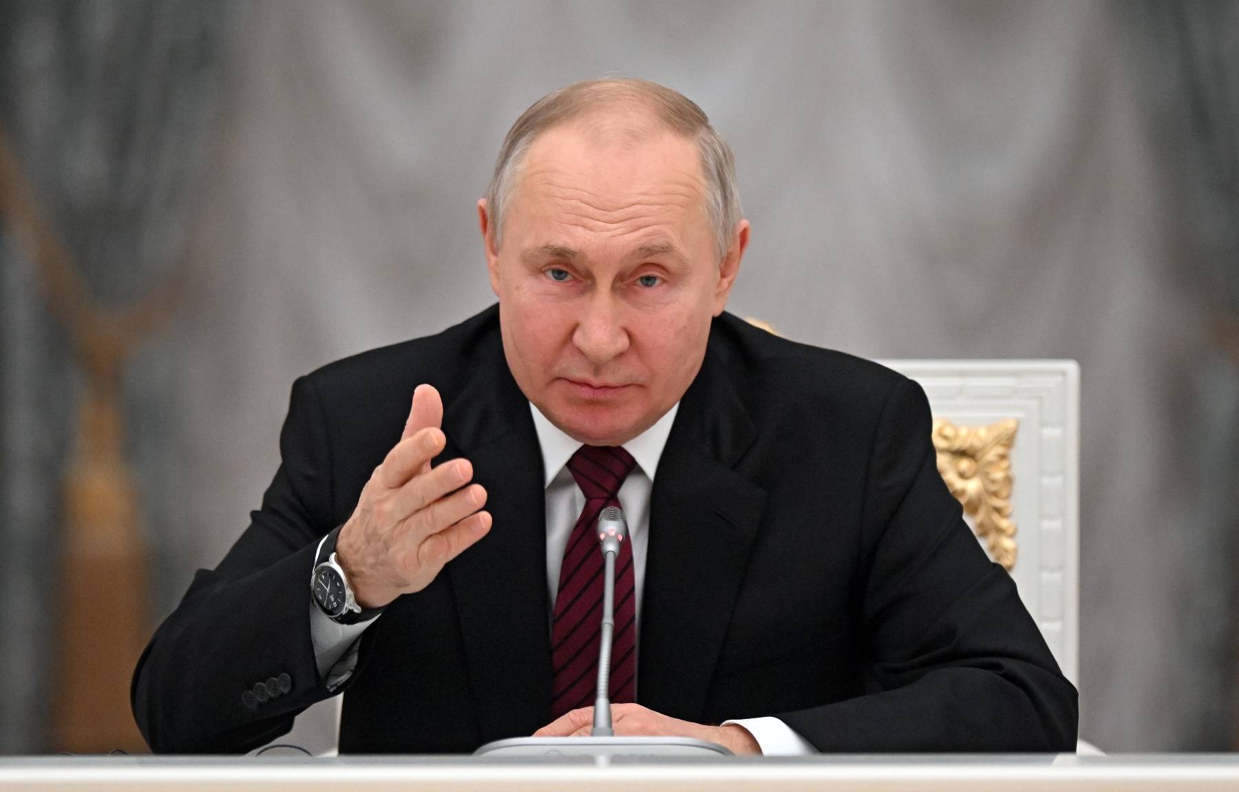 Aux antipodes: Poutine et Zelensky, face-à-face guerrier de deux opposés