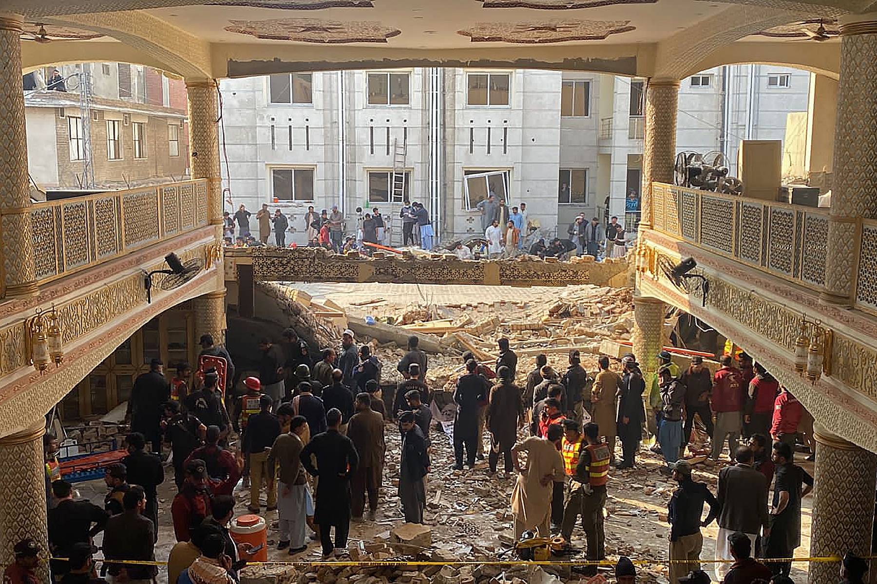 Pakistan: au moins 25 morts dans une explosion à l'intérieur d'une mosquée de Peshawar
