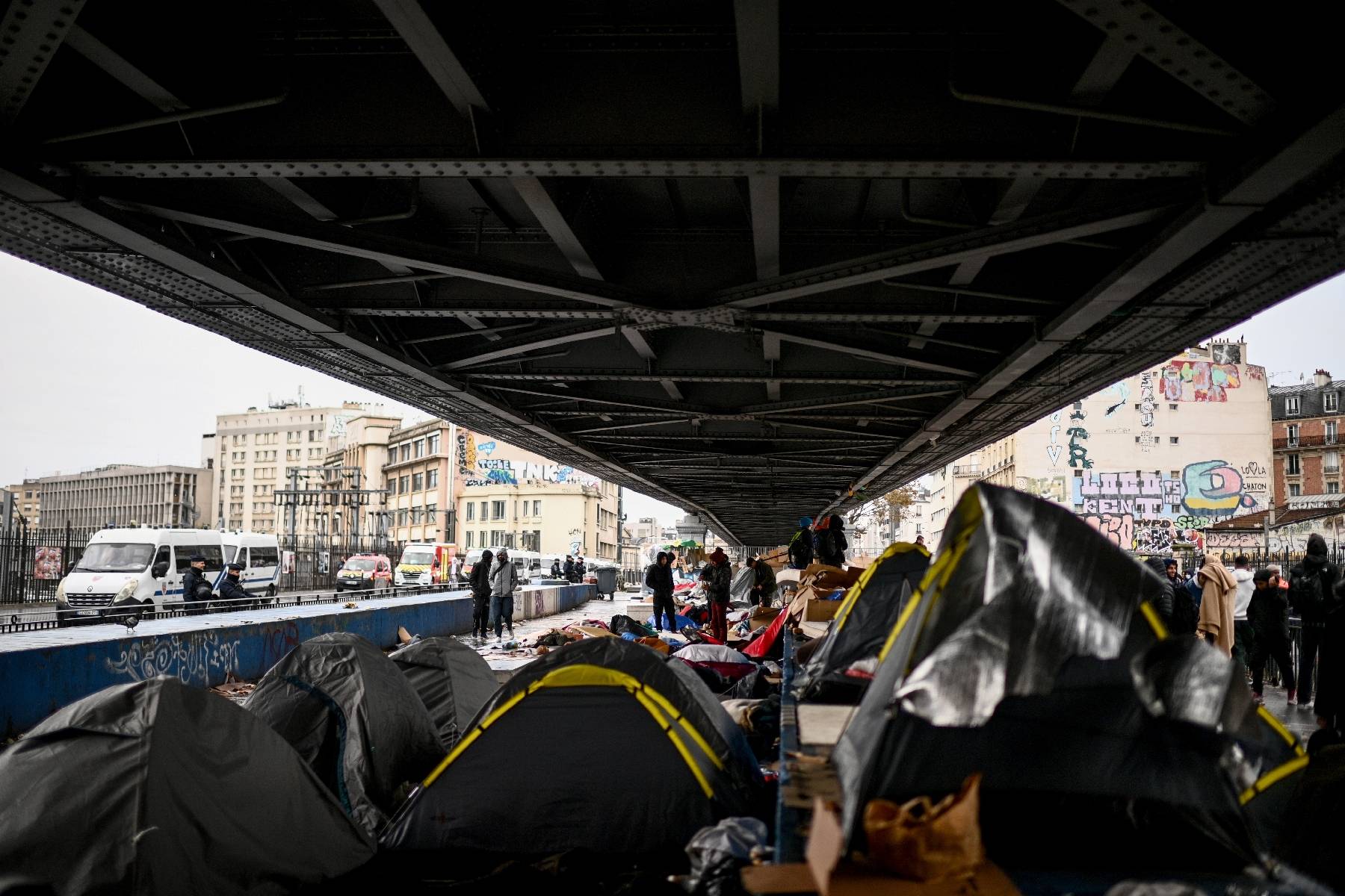 Un campement démantelé à Paris, près de 800 migrants mis à l'abri