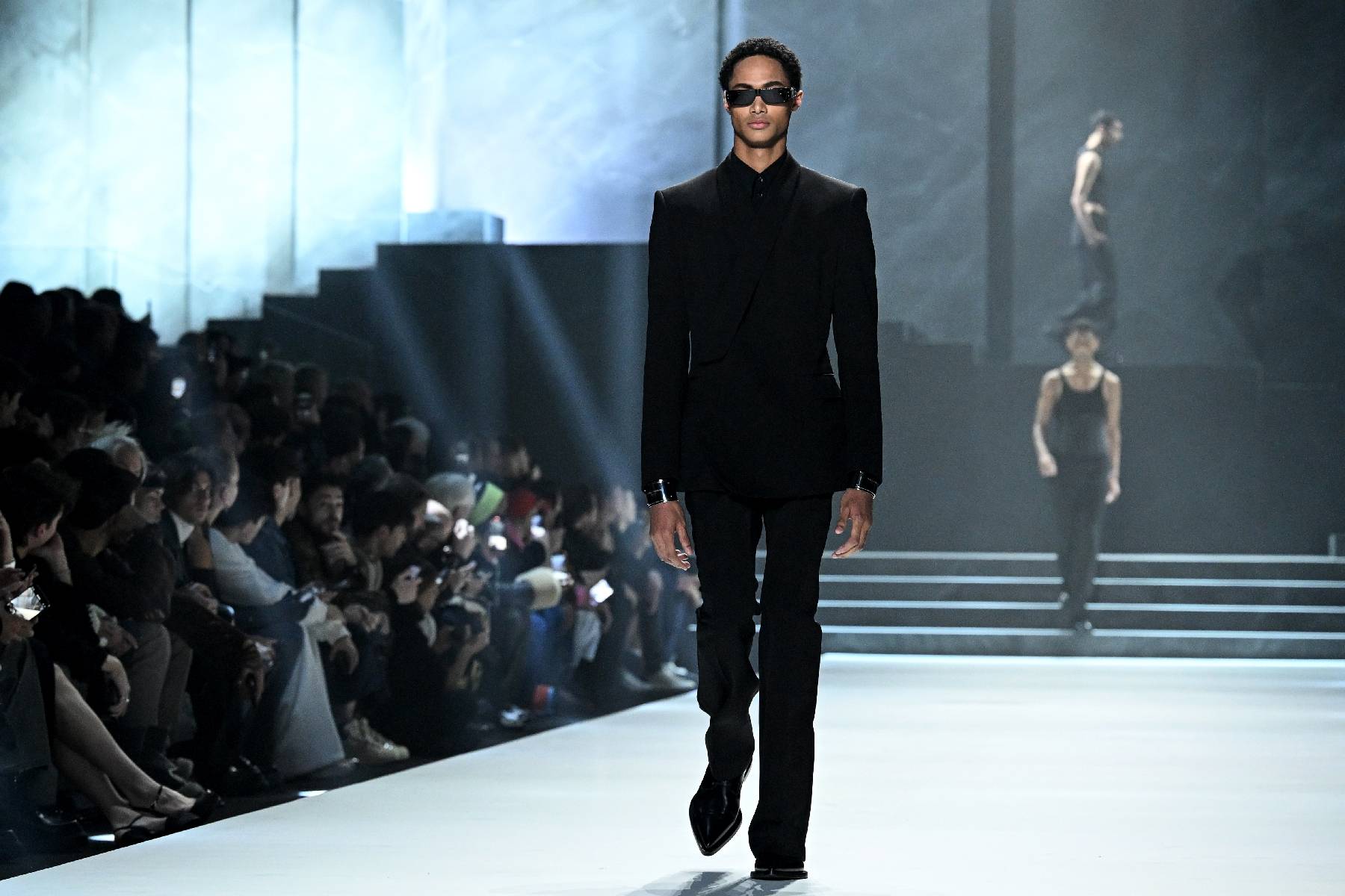 Dolce & Gabbana brode du noir pour exalter l'élégance épurée