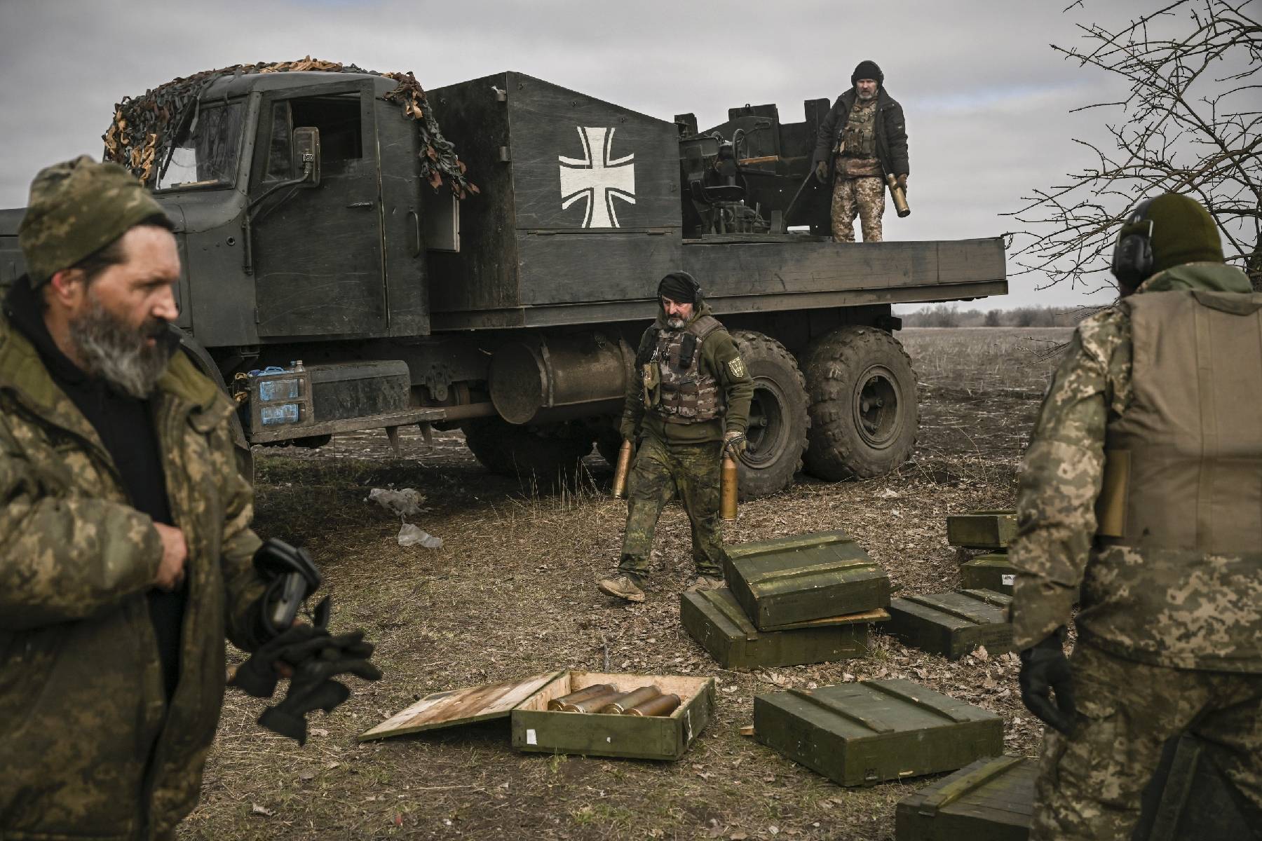 Sur le front en Ukraine, de vieux amis et leur canon sorti de l'histoire