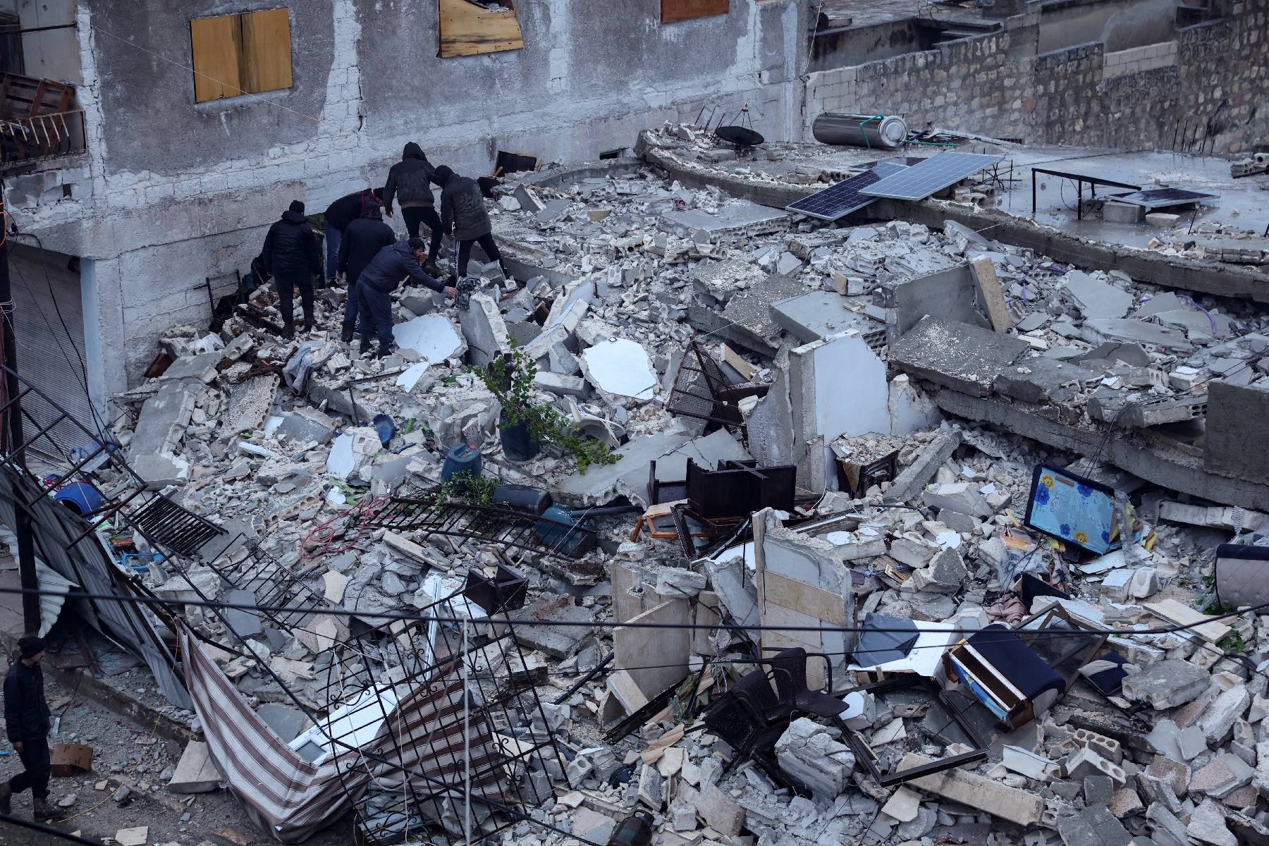 Plus de 2 000 morts, 139 secouristes français envoyés ce soir... Le point sur les séismes ayant frappé la Turquie et la Syrie