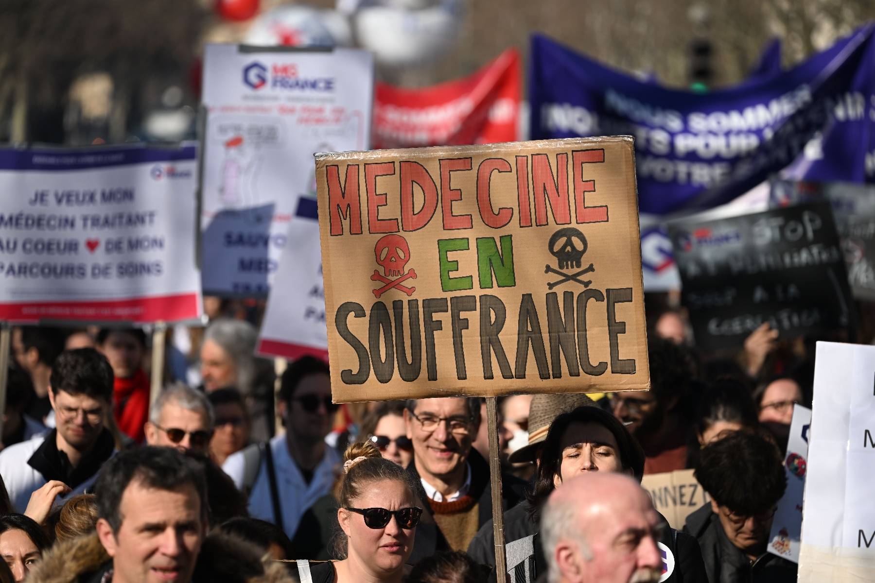 En grève et dans la rue, les médecins libéraux exigent un meilleur traitement