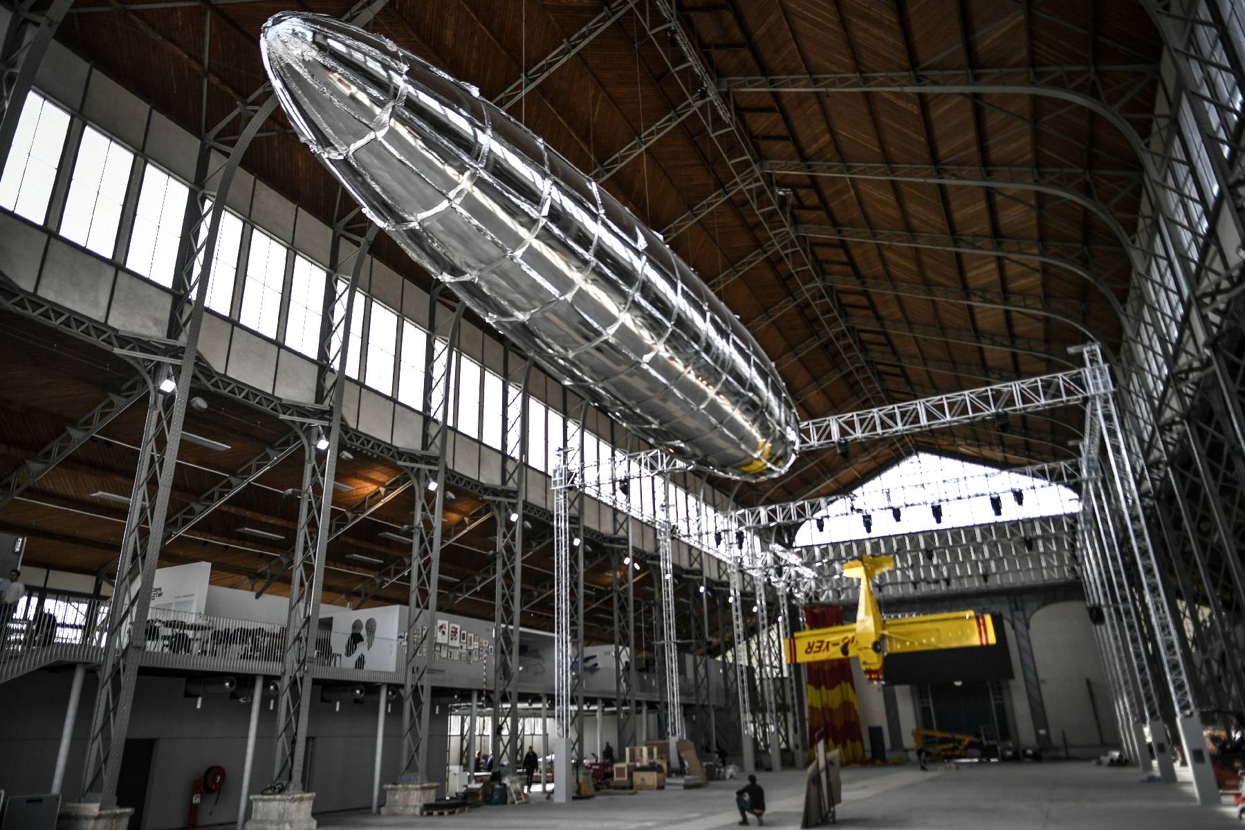 En banlieue parisienne, un ancien hangar à dirigeables transformé en centre d'art