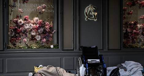 Dans les rues de Paris, des sans-abris font face à l'hiver, tant bien que mal