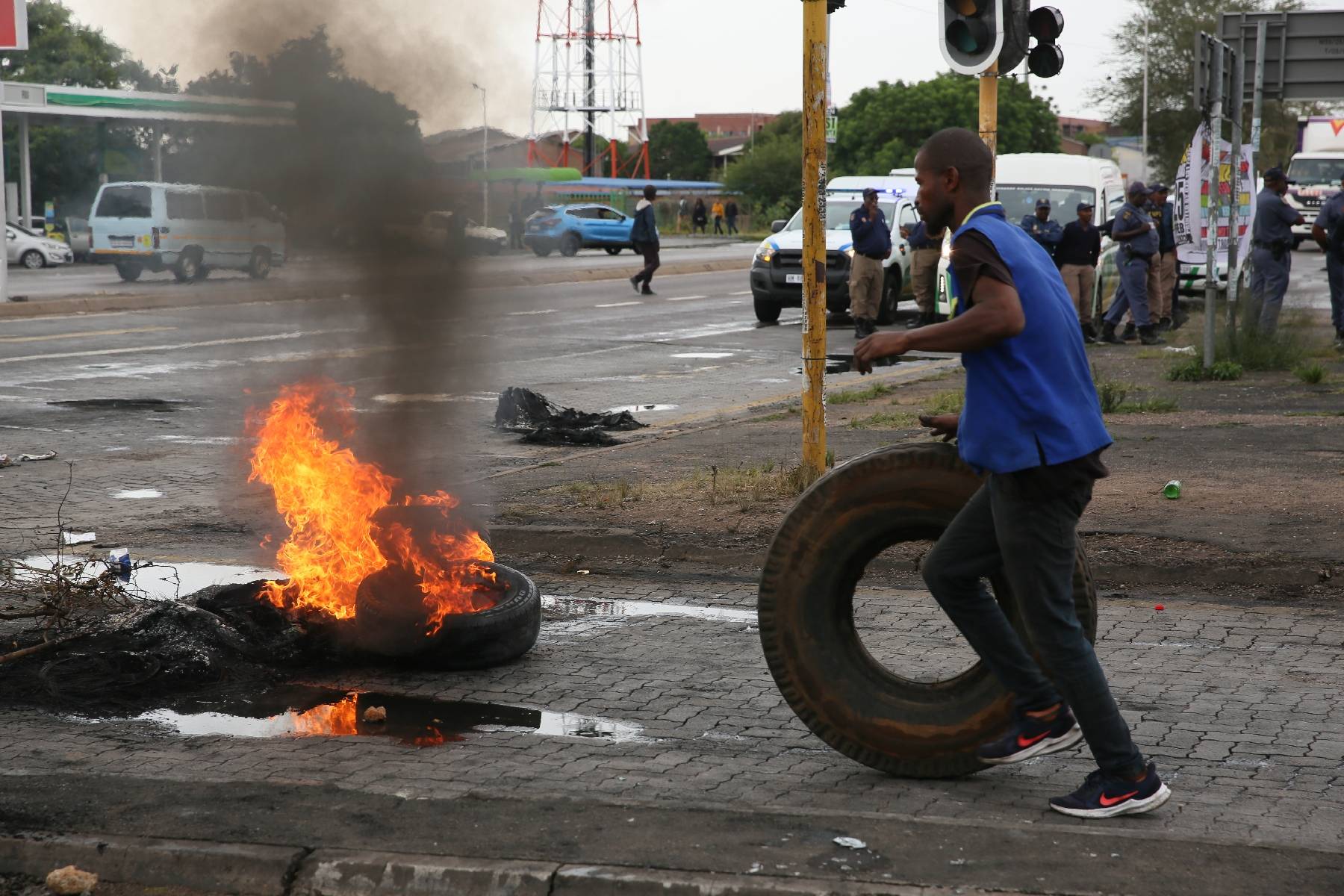 Pas de courant et maintenant plus d'eau: les Sud-Africains craquent