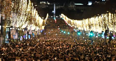 Nouvel-An: sur les Champs-Elysées, de nouveau la foule et l'éclat d'un feu d'artifice