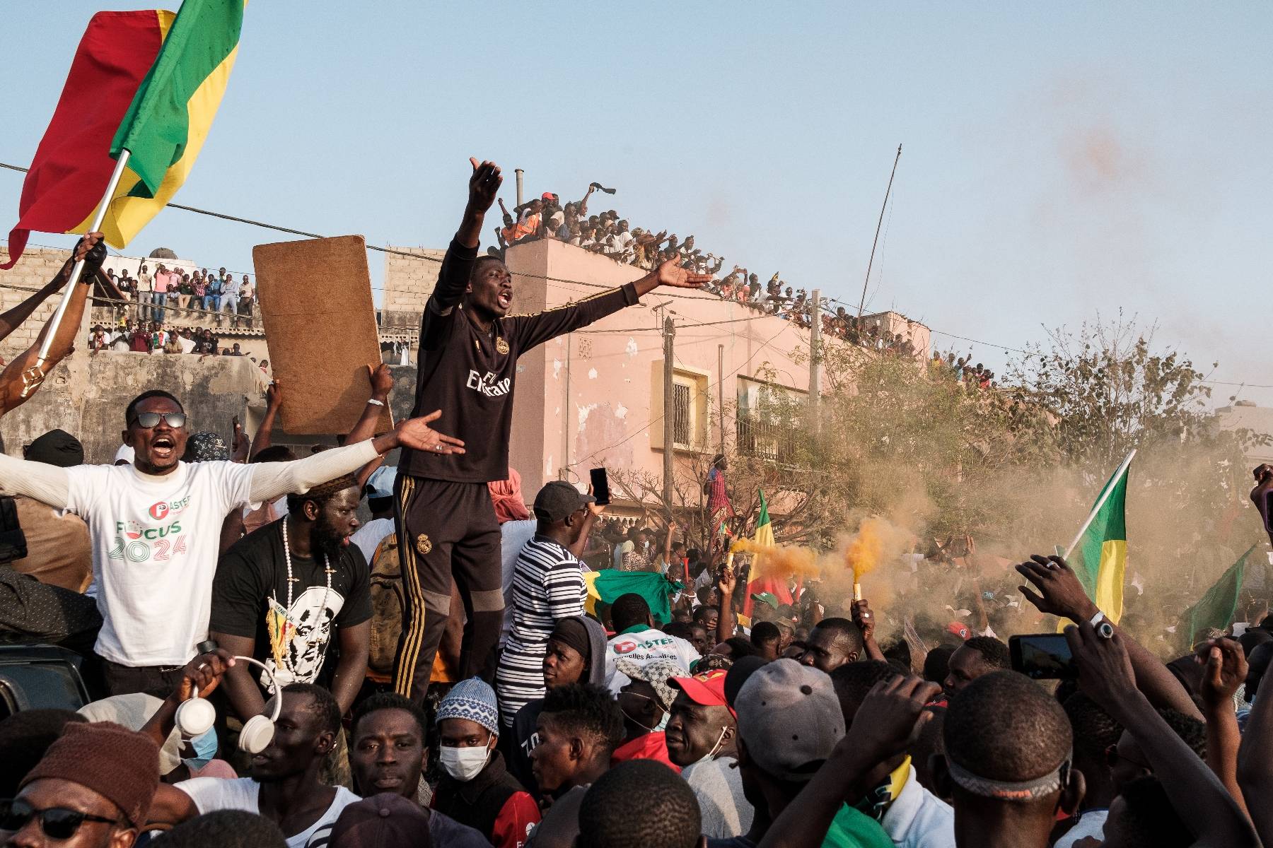 Sénégal: l'opposant Sonko bloqué chez lui, tirs de lacrymogènes sur des députés